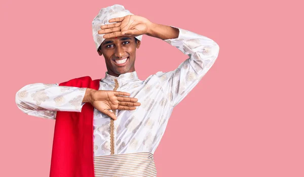 Africano Bonito Homem Vestindo Tradição Sherwani Saree Roupas Sorrindo Alegre — Fotografia de Stock