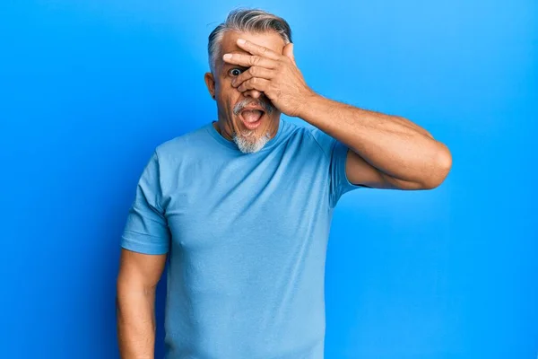 Uomo Mezza Età Dai Capelli Grigi Indossa Abiti Casual Sbirciare — Foto Stock