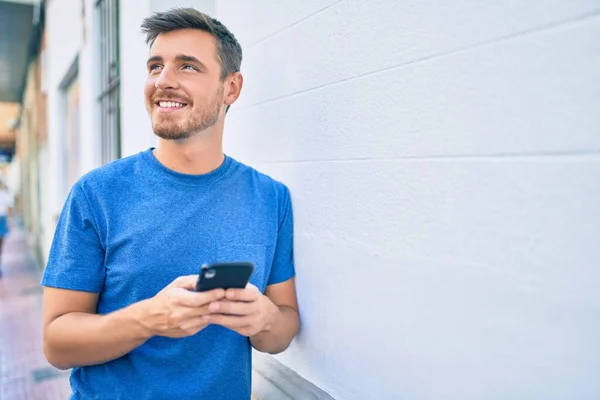 Ung Kaukasisk Man Ler Glad Med Hjälp Smartphone Staden — Stockfoto