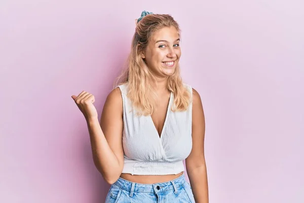 Ung Blond Flicka Bär Casual Kläder Ler Med Glada Ansikte — Stockfoto