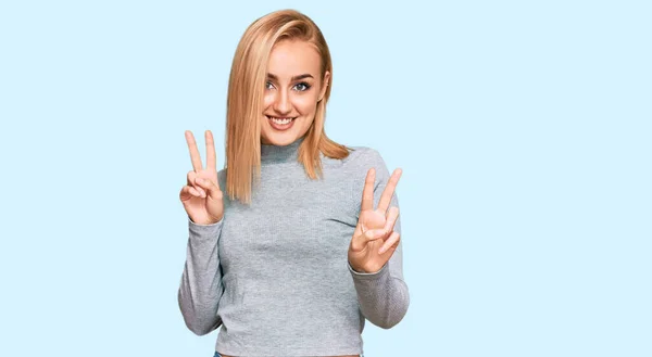 Mulher Branca Bonita Vestindo Roupas Casuais Sorrindo Olhando Para Câmera — Fotografia de Stock