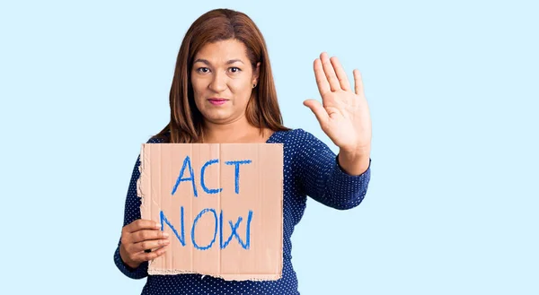 Mujer Latina Mediana Edad Sosteniendo Acto Ahora Pancarta Con Mano —  Fotos de Stock