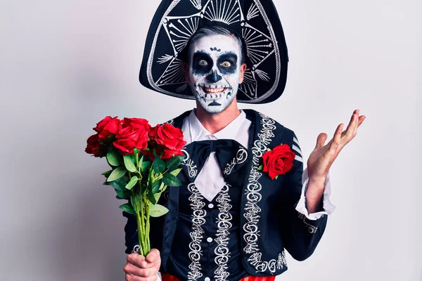 Νεαρός Άνδρας Φορώντας Μεξικάνικη Ημέρα Του Νεκρού Κοστούμι Κρατώντας Λουλούδια — Φωτογραφία Αρχείου