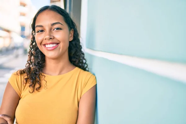 Jovem Afro Americana Sorrindo Feliz Inclinando Parede Cidade — Fotografia de Stock