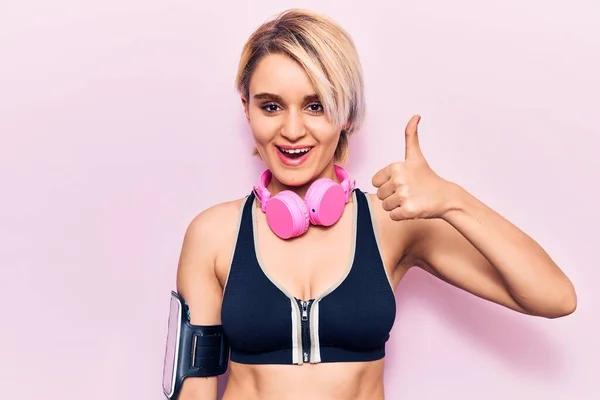 Jovem Bela Mulher Loira Vestindo Sportswear Usando Fones Ouvido Sorrindo — Fotografia de Stock