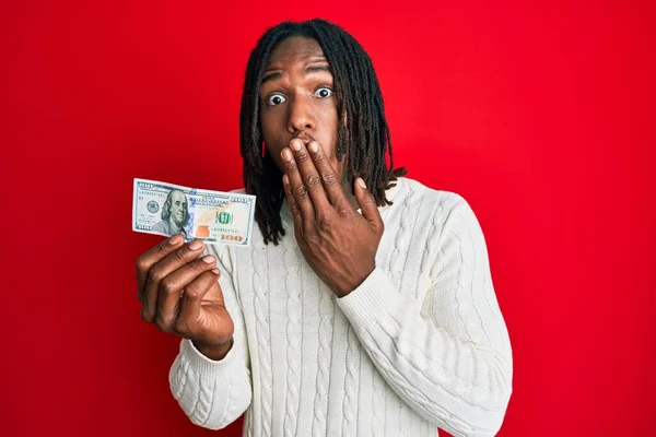 Afro Amerikaanse Man Met Vlechten Die 100 Dollar Bankbiljet Met — Stockfoto