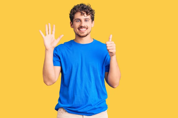 Jovem Homem Bonito Com Cabelo Encaracolado Vestindo Roupas Casuais Mostrando — Fotografia de Stock