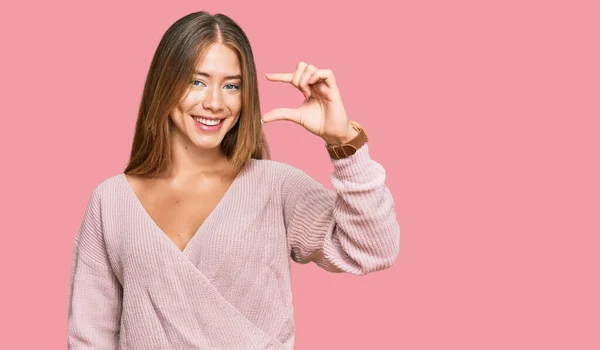 Schöne Blonde Frau Lässigem Rosa Winterpullover Lächelnd Und Selbstbewusst Gestikulierend — Stockfoto