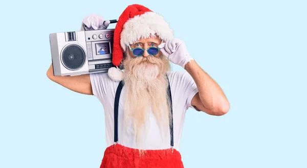 Staruszek Siwymi Włosami Długą Brodą Kostiumie Świętego Mikołaja Boomboxie Wyglądający — Zdjęcie stockowe