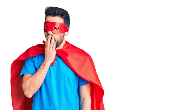 Süper Kahraman Kostümü Giyen Sakallı Yakışıklı Genç Adam Ağzıyla Ağzını — Stok fotoğraf