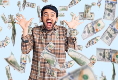 Sıradan kıyafetler giyen genç İspanyol adam çılgın ve başarıyı kollarını kaldırıp heyecanla haykırarak kutluyor. Kazanan konsept