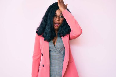 İş ceketi giyen ve gözlük takan güzel Afrikalı bir kadın hata için şaşırdı. Hatayı hatırla. Unuttum, kötü hafıza kavramı. 