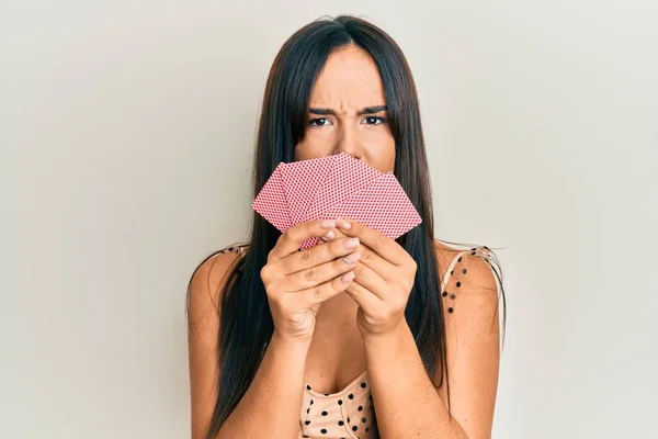 Jong Mooi Spaans Meisje Bedekken Gezicht Met Kaarten Sceptisch Nerveus — Stockfoto