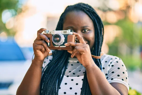 Jong Afrikaans Amerikaans Toeristisch Vrouw Glimlachen Gelukkig Met Behulp Van — Stockfoto