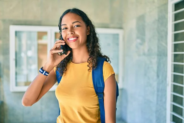 Νεαρή Αφροαμερικανή Φοιτήτρια Χαμογελά Ευτυχισμένη Μιλώντας Στο Smartphone Στο Πανεπιστήμιο — Φωτογραφία Αρχείου