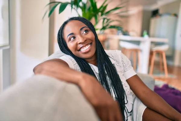 Jovem Afro Americana Sorrindo Feliz Sentada Sofá Casa — Fotografia de Stock