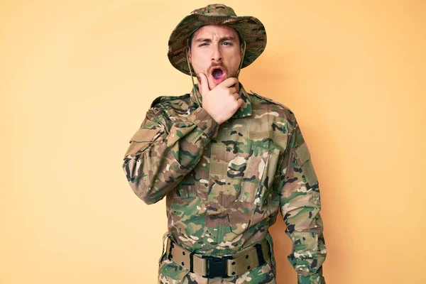 Jovem Caucasiano Vestindo Uniforme Exército Camuflagem Olhando Fascinado Com Descrença — Fotografia de Stock