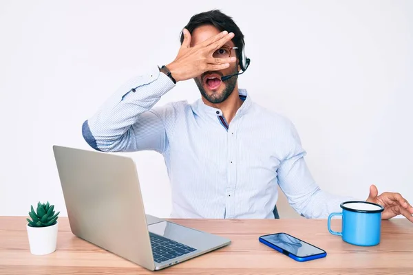 Bonito Hispânico Trabalhando Escritório Usando Fone Ouvido Operador Espreitando Choque — Fotografia de Stock