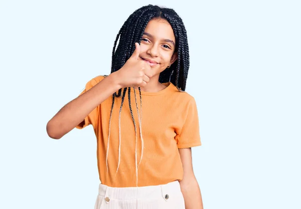 かわいいアフリカ系アメリカ人の女の子は 幸せな親指を手でジェスチャーを行うカジュアルな服を着て 成功を示すカメラを見ると — ストック写真