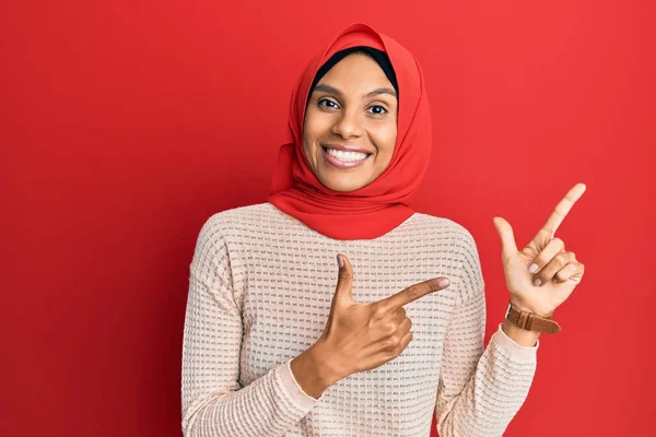 Jovem Afro Americana Vestindo Tradicional Lenço Islâmico Hijab Sorrindo Olhando — Fotografia de Stock