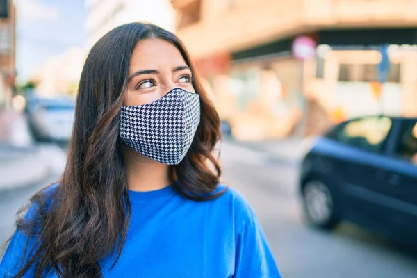 Giovane Donna Ispanica Indossa Maschera Protezione Coronavirus Piedi Città — Foto Stock