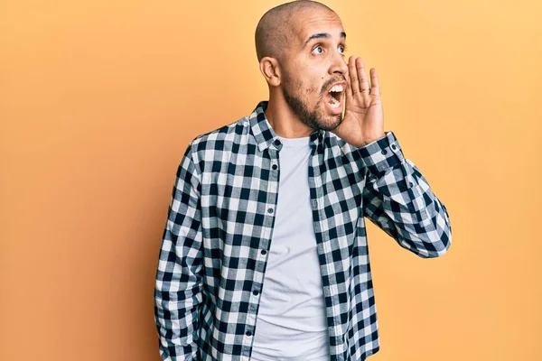 普段着を着たヒスパニック系の成人男性が大声で叫び 口の上で手で横に大声で叫ぶ コミュニケーションの概念 — ストック写真