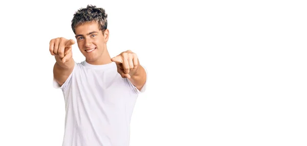 Homem Bonito Jovem Vestindo Camisa Branca Casual Apontando Para Você — Fotografia de Stock