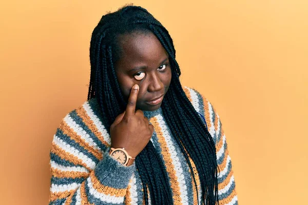 Mujer Negra Joven Con Trenzas Usando Suéter Casual Invierno Apuntando —  Fotos de Stock