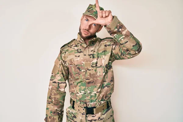 Young Caucasian Man Wearing Camouflage Army Uniform Making Fun People — Stock Photo, Image