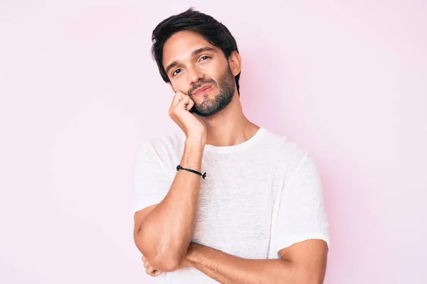 Schöner Hispanischer Mann Lässigem Weißem Shirt Der Mit Verschränkten Armen — Stockfoto