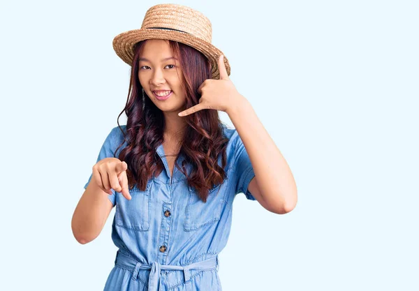 Junge Schöne Chinesin Mit Sommermütze Lächelnd Telefonierend Und Auf Dich — Stockfoto