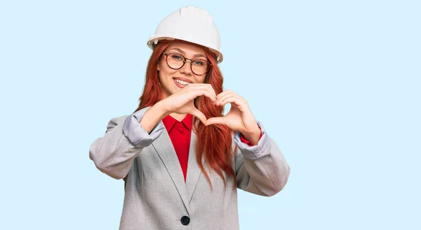 Mujer Pelirroja Joven Con Arquitecto Hardhat Sonriendo Amor Haciendo Forma —  Fotos de Stock