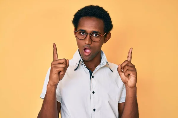 Afrikanischer Gutaussehender Mann Zeigt Mit Schockierten Fingern Nach Oben Sieht — Stockfoto