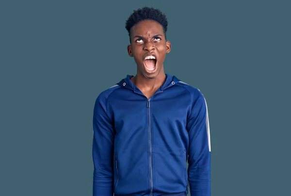 Jovem Afro Americano Vestindo Roupas Esportivas Irritado Louco Gritando Frustrado — Fotografia de Stock