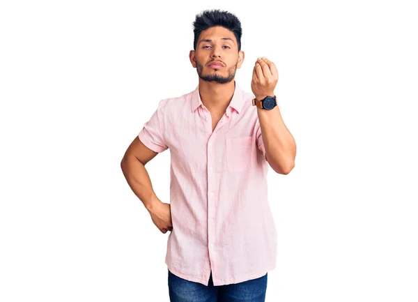 Schöner Lateinamerikanischer Junger Mann Lässigem Sommerhemd Mit Italienischer Geste Und — Stockfoto