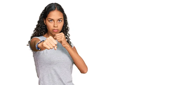 Jong Afrikaans Amerikaans Meisje Dragen Casual Kleding Ponsen Vuist Vechten — Stockfoto