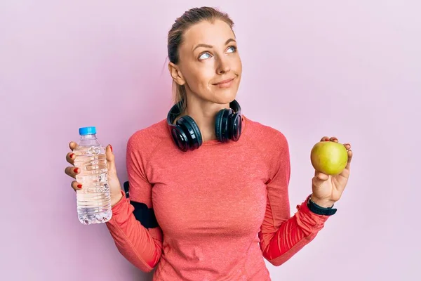 Beautiful Caucasian Sports Woman Holding Water Bottle Green Apple Smiling — Stock Photo, Image