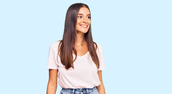 Gündelik Beyaz Tişört Giyen Genç Spanyol Kadın Yüzünde Gülümseme Doğal — Stok fotoğraf