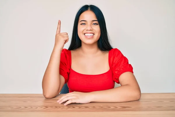 Junge Schöne Asiatische Mädchen Lässiger Kleidung Sitzen Auf Dem Tisch — Stockfoto