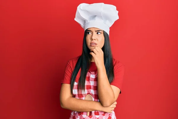 Joven Chica Hispana Hermosa Con Uniforme Panadero Sombrero Cocinero Cara —  Fotos de Stock