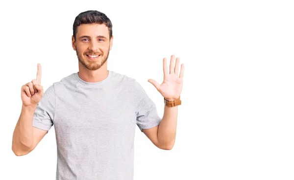Ayılı Yakışıklı Genç Adam Gündelik Tişört Giyiyor Altıncı Parmaklarını Gösterip — Stok fotoğraf