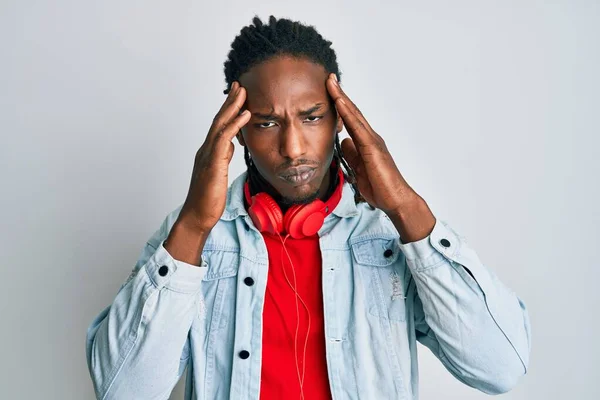 Hombre Afroamericano Con Trenzas Escuchando Música Usando Auriculares Que Sufren — Foto de Stock