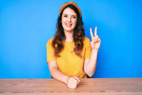 Junge Schöne Brünette Frau Die Auf Dem Tisch Vor Blauem — Stockfoto