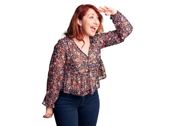 Mulher Ruiva Bonita Nova Vestindo Shirt Casual Muito Feliz Sorrindo — Fotografia de Stock