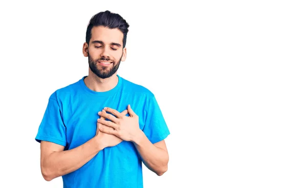 Ung Stilig Man Med Skägg Klädd Avslappnad Shirt Leende Med — Stockfoto