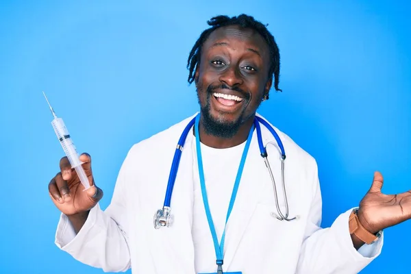 Jovem Afro Americano Com Tranças Vestindo Médico Estetoscópio Segurando Seringa — Fotografia de Stock