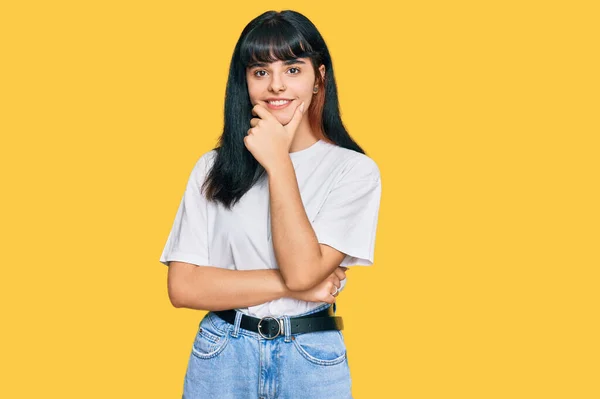 Junge Hispanische Mädchen Lässiger Kleidung Die Selbstbewusst Die Kamera Lächeln — Stockfoto