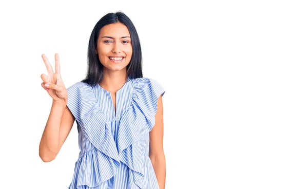 Menina Latina Bonita Nova Vestindo Roupas Casuais Mostrando Apontando Para — Fotografia de Stock