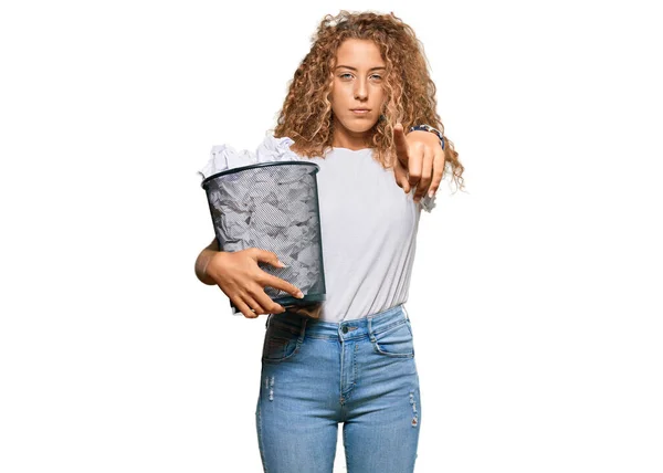Piękna Biała Nastolatka Trzymająca Papierowy Kosz Pełen Pogniecionych Papierów Wskazujących — Zdjęcie stockowe
