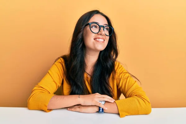 Mooie Brunette Jonge Vrouw Met Een Bril Casual Kleding Zitten — Stockfoto